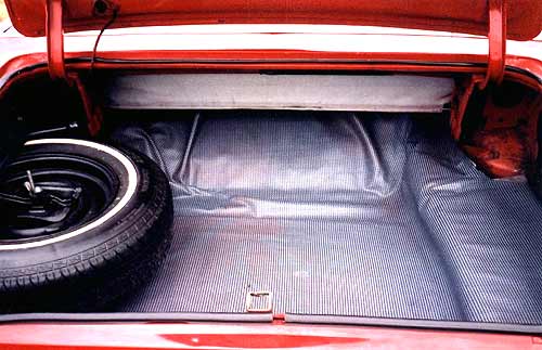 Багажник Ford Fairlane модели 1966 года по сути отличался от волговского только левым расположением запасного колеса. Оно также прикручено винтом, погрузочная высота так же велика.